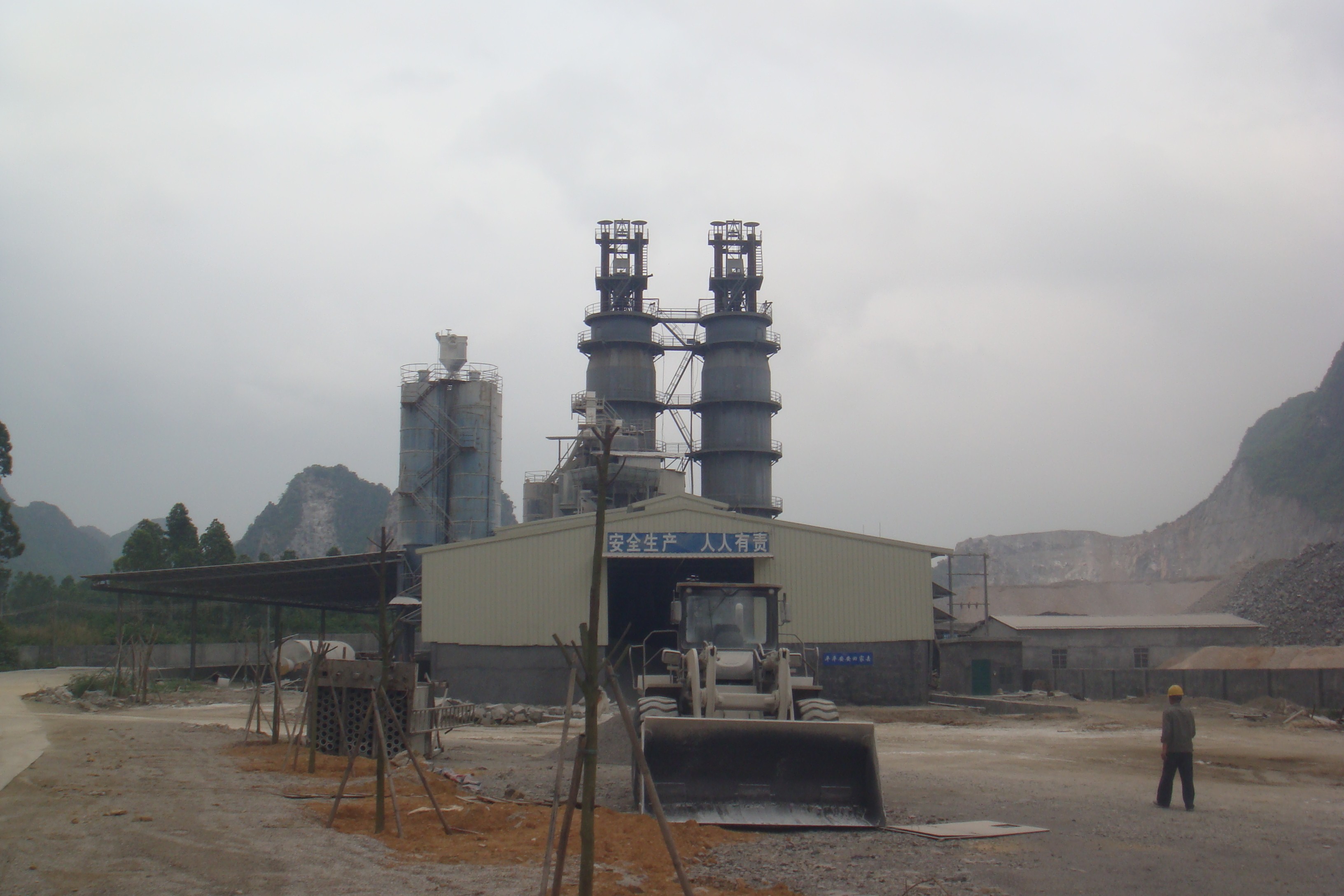 熱烈祝賀陽春恒發(fā)建材有限公司QBD系列新型煤燒豎窯工程雙窯日產400T順利投料點火