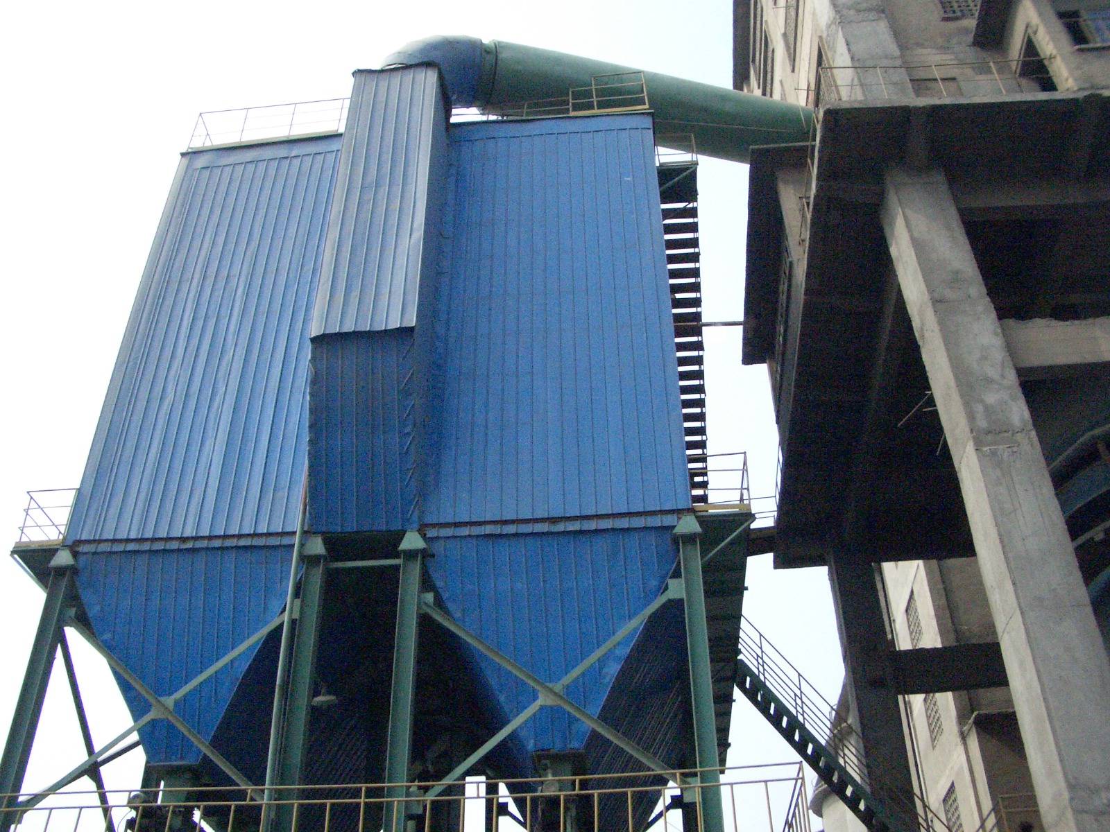 白灰窯除塵器為什么要選擇袋式的？優(yōu)勢(shì)及原理